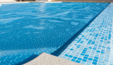 Why Swimming Pool Owners Prefer Solar Screen Non Heating Blankets