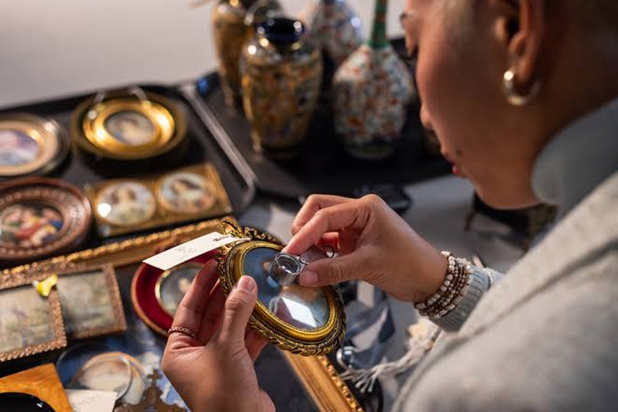 From Catalog To Collection A First Time Buyers Guide To Antique Auctions